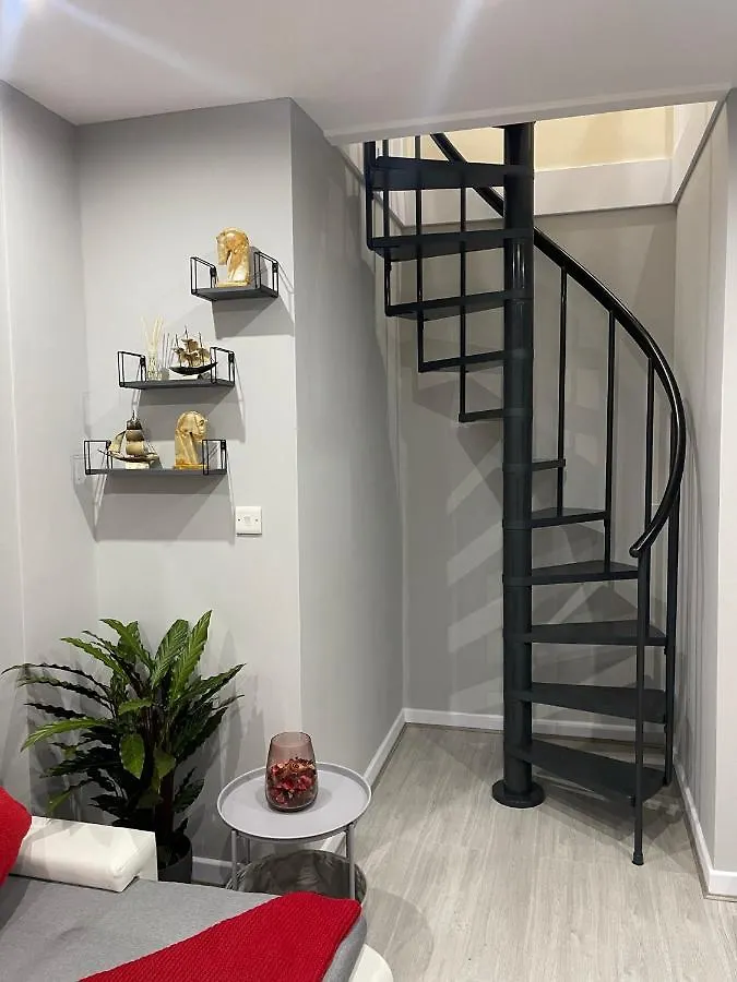 Unique Duplex Apartment Free Parking Free Wi-Fi 6 Minutes From Leeds City Centre  Leeds (West Yorkshire)