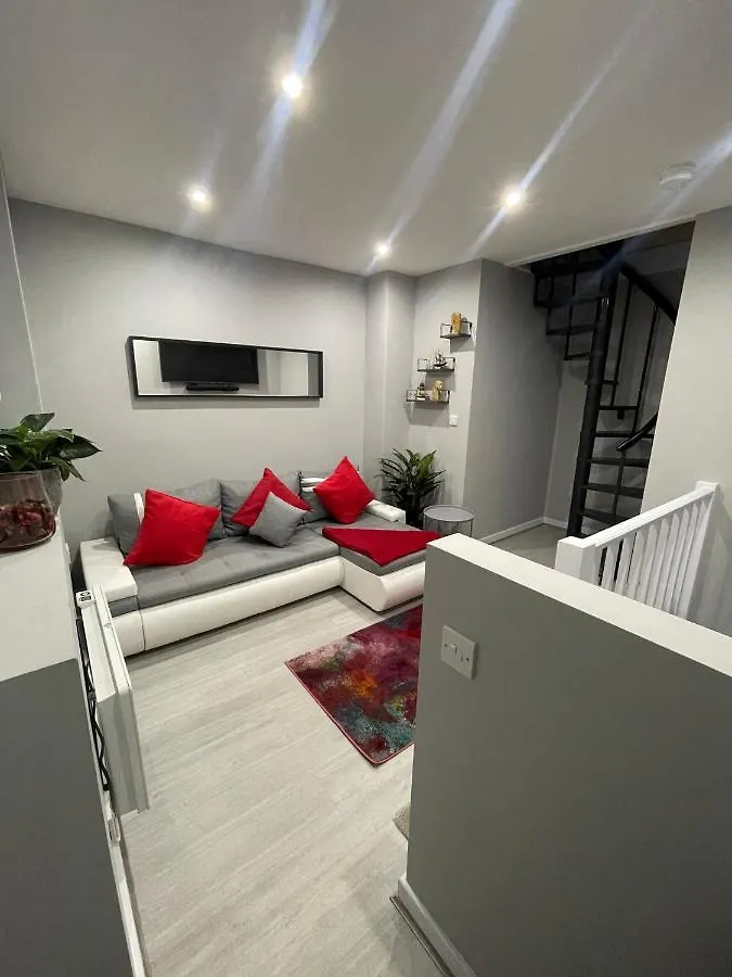 Unique Duplex Apartment Free Parking Free Wi-Fi 6 Minutes From Leeds City Centre ile iletişim