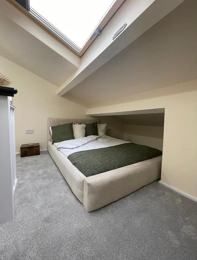Unique Duplex Apartment Free Parking Free Wi-Fi 6 Minutes From Leeds City Centre  Leeds (West Yorkshire)
